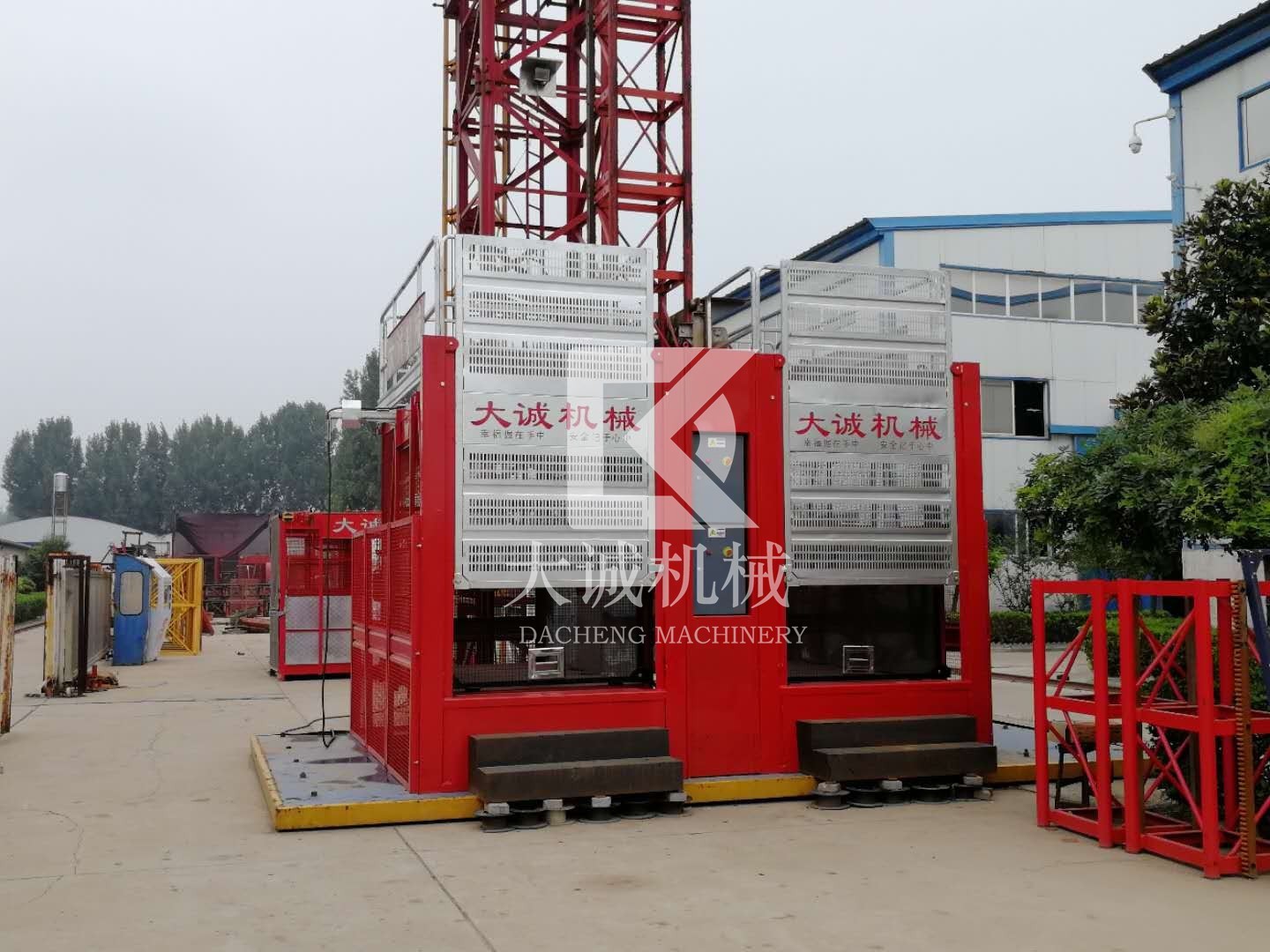 可以載人載物的建筑工地施工電梯價(jià)格多少？